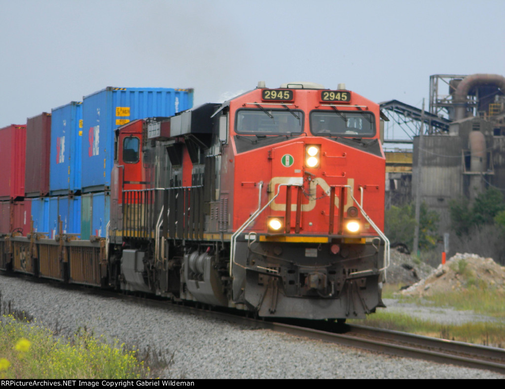 CN 2945 passing Neenah Foundry 